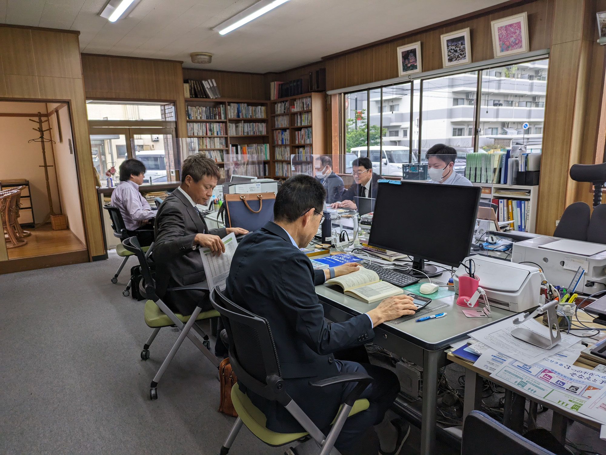 スタッフが相談対応している様子